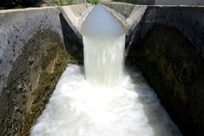 De l'eau se déverse dans des canaux près de Salon-de-Provence, le 23 juin 2023 De l'eau se déverse dans des canaux près de Salon-de-Provence, le 23 juin 2023