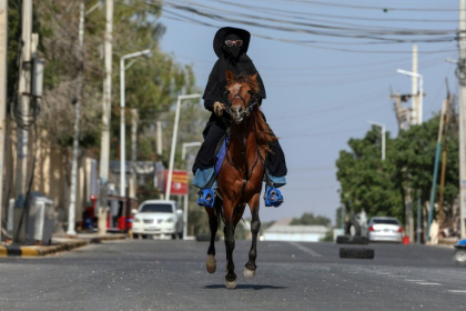 Shukri Osman Muse, première femme cavalière du pays, à cheval dans les rues de Mogadiscio, le 17 janvier 2025 en Somalie Shukri Osman Muse, première femme cavalière du pays, à cheval dans les rues de Mogadiscio, le 17 janvier 2025 en Somalie