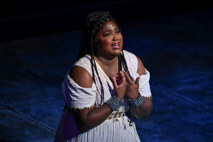 La soprano Angel Blue sur la scène de l'opéra "Aïda" de Giuseppe Verdi's Metropolitan Opera de New York le 14 janvier 2025. La soprano Angel Blue sur la scène de l'opéra "Aïda" de Giuseppe Verdi's Metropolitan Opera de New York le 14 janvier 2025.
