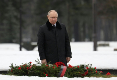Le président russe Vladimir Poutine assiste à une cérémonie de dépôt de gerbes au monument "Mère patrie" au cimetière commémoratif de Piskaryovskoye à Saint-Pétersbourg, le 27 janvier 2025 Le président russe Vladimir Poutine assiste à une cérémonie de dépôt de gerbes au monument "Mère patrie" au cimetière commémoratif de Piskaryovskoye à Saint-Pétersbourg, le 27 janvier 2025