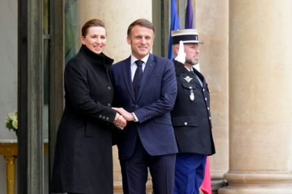 Le président Emmanuel Macron (d) reçoit la Première ministre danoise Mette Frederiksen à l'Elysée, le 28 janvier 2025 à Paris Le président Emmanuel Macron (d) reçoit la Première ministre danoise Mette Frederiksen à l'Elysée, le 28 janvier 2025 à Paris