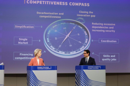 La présidente de la Commission européenne Ursula von der Leyen et le vice-président Stéphane Séjourné, lors d'une conférence de presse à Bruxelles le 29 janvier 2025 La présidente de la Commission européenne Ursula von der Leyen et le vice-président Stéphane Séjourné, lors d'une conférence de presse à Bruxelles le 29 janvier 2025
