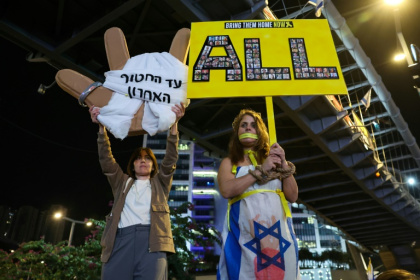 Des manifestants réclament la libération des otages retenus à Gaza, devant le ministère israélien de la Défense à Tel Aviv, le 25 janvier 2025 Des manifestants réclament la libération des otages retenus à Gaza, devant le ministère israélien de la Défense à Tel Aviv, le 25 janvier 2025
