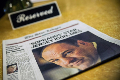 Un exemplaire du "Star Ledger" annonçant la mort de l'acteur James Gandolfini, qui jouait Tony Soprano dans la série "Les Sopranos", à Bloomfield (New Jersey), le 20 juin 2013 Un exemplaire du "Star Ledger" annonçant la mort de l'acteur James Gandolfini, qui jouait Tony Soprano dans la série "Les Sopranos", à Bloomfield (New Jersey), le 20 juin 2013