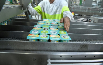 Ligne de production de yaourts dans l'usine Eurial (Yonne), le 6 septembre 2022 Ligne de production de yaourts dans l'usine Eurial (Yonne), le 6 septembre 2022