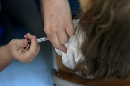 Face au cancer du col de l'utérus, la vaccination contre l'infection au papillomavirus -principale cause de la maladie - et le dépistage progressent doucement en France Face au cancer du col de l'utérus, la vaccination contre l'infection au papillomavirus -principale cause de la maladie - et le dépistage progressent doucement en France