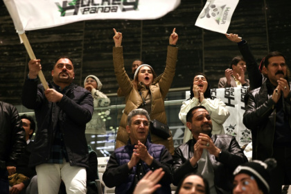 Des spectateurs assistent à un match de la Ligue iranienne féminine de hockey sur glace à la patinoire de l'Iran Mall, le 29 janvier 2025 à Téhéran Des spectateurs assistent à un match de la Ligue iranienne féminine de hockey sur glace à la patinoire de l'Iran Mall, le 29 janvier 2025 à Téhéran