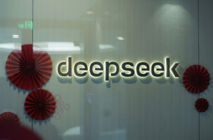 Le logo de l'IA DeepSeek dans les bureaux de la startup chinoise à Hangzhou, dans la province du Zhejiang, le 5 février 2025 en Chine Le logo de l'IA DeepSeek dans les bureaux de la startup chinoise à Hangzhou, dans la province du Zhejiang, le 5 février 2025 en Chine