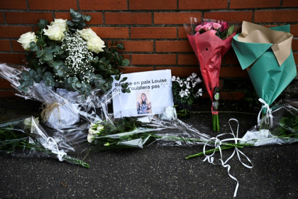 Des bouquets et un petit mot en hommage à Louise déposés devant son collège André Maurois à Epinay-sur-Orge (Essonne) le 8 février 2025 Des bouquets et un petit mot en hommage à Louise déposés devant son collège André Maurois à Epinay-sur-Orge (Essonne) le 8 février 2025