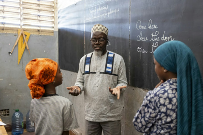 Un professeur d'anglais parle avec des élèves à l'école primaire Alassane Ndiaye Allou le 30 janvier à Dakar Un professeur d'anglais parle avec des élèves à l'école primaire Alassane Ndiaye Allou le 30 janvier à Dakar