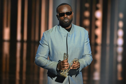 Le chanteur congolais Gims reçoit le prix du meilleur artiste masculin lors de la 40e édition des Victoires de la musique, à la Seine Musicale de Boulogne-Billancourt, le 14 février 2025 Le chanteur congolais Gims reçoit le prix du meilleur artiste masculin lors de la 40e édition des Victoires de la musique, à la Seine Musicale de Boulogne-Billancourt, le 14 février 2025