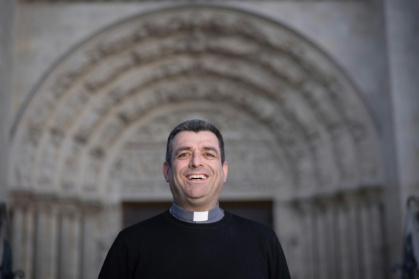 Le nouvel évêque de Saint-Denis, Etienne Guillet, pose le 14 février 2025 devant la basilique Saint-Denis, au nord de Paris Le nouvel évêque de Saint-Denis, Etienne Guillet, pose le 14 février 2025 devant la basilique Saint-Denis, au nord de Paris