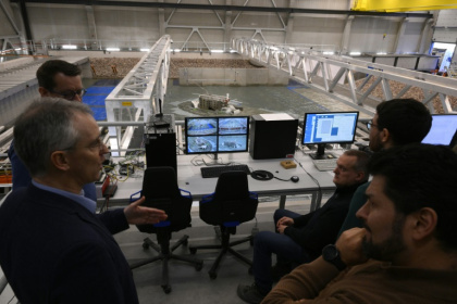 Des chercheurs étudient les effets de la houle et des vagues sur une maquette du fort Boyard dans un bassin à Ostende en Belgique, le 17 février 2025 Des chercheurs étudient les effets de la houle et des vagues sur une maquette du fort Boyard dans un bassin à Ostende en Belgique, le 17 février 2025