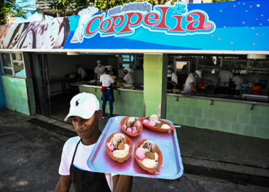 Un employé du glacier Coppelia sert des clients à La Havane, le 12 février 2025 à Cuba Un employé du glacier Coppelia sert des clients à La Havane, le 12 février 2025 à Cuba