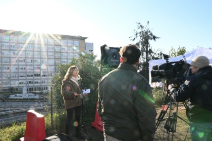 Des journalistes devant l'hôpital Gemelli de Rome où est hospitalisé le pape François, le 23 février 2025 à Rome Des journalistes devant l'hôpital Gemelli de Rome où est hospitalisé le pape François, le 23 février 2025 à Rome