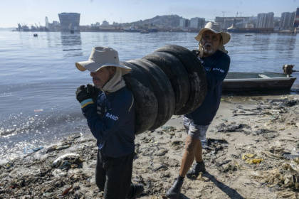 Des pêcheurs ramassent des pneus sur une plage de l'île de Pombeba, dans la baie de Guanabara, le 17 février 2025 à Rio de Janeiro, au Brésil Des pêcheurs ramassent des pneus sur une plage de l'île de Pombeba, dans la baie de Guanabara, le 17 février 2025 à Rio de Janeiro, au Brésil