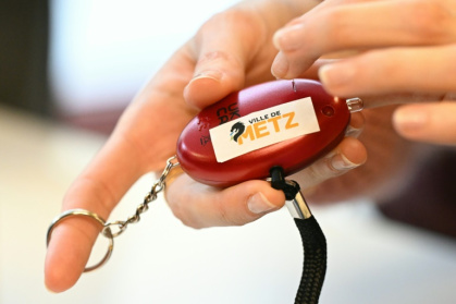 Un porte-clés d'alerte distribué gratuitement aux femmes par la ville de Metz, le 24 février 2025 en Moselle Un porte-clés d'alerte distribué gratuitement aux femmes par la ville de Metz, le 24 février 2025 en Moselle