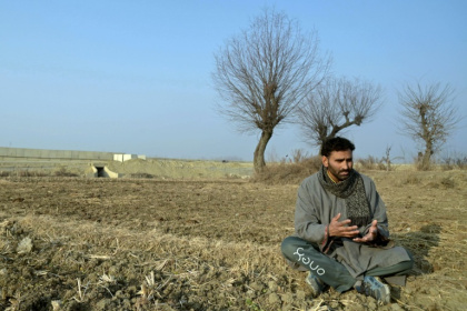 L'agriculteur Musadiq Hussain, lors d'une interview avec l'AFP, dans sa rizière près d'une autoroute en construction dans le district de Budgam, le 15 janvier 2025 au Cachemire indien L'agriculteur Musadiq Hussain, lors d'une interview avec l'AFP, dans sa rizière près d'une autoroute en construction dans le district de Budgam, le 15 janvier 2025 au Cachemire indien