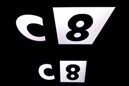 Le logo de la chaîne de télévision "C8", affiché sur l'écran d'une tablette à Paris, le 26 mars 2019 Le logo de la chaîne de télévision "C8", affiché sur l'écran d'une tablette à Paris, le 26 mars 2019