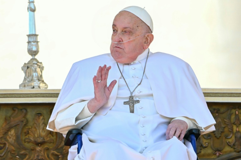 Le pape, convalescent, fait une apparition surprise place Saint-Pierre