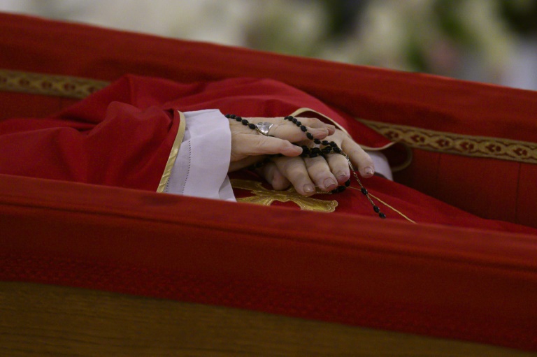 Chefs d'Etat, têtes couronnées et fidèles aux funérailles du pape samedi