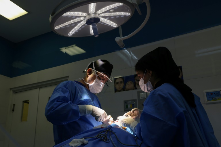 En Iran, le boom de la chirurgie esthétique chez des femmes en quête d'opportunités