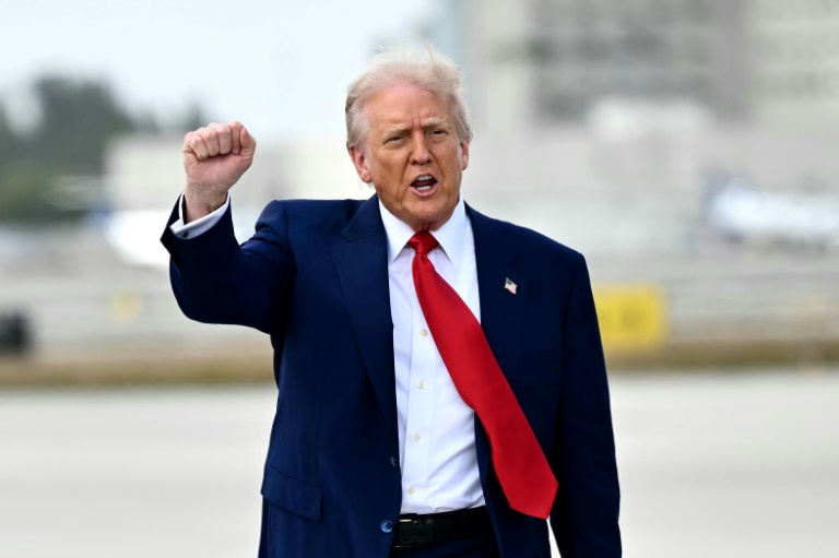 Droits de douane : des démocrates soupçonnent Trump de possible délit d'initié
