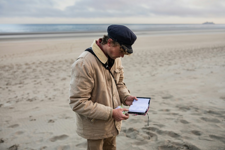 Sur les plages de la mer du Nord, des objets abandonnés racontent des vies de migrants