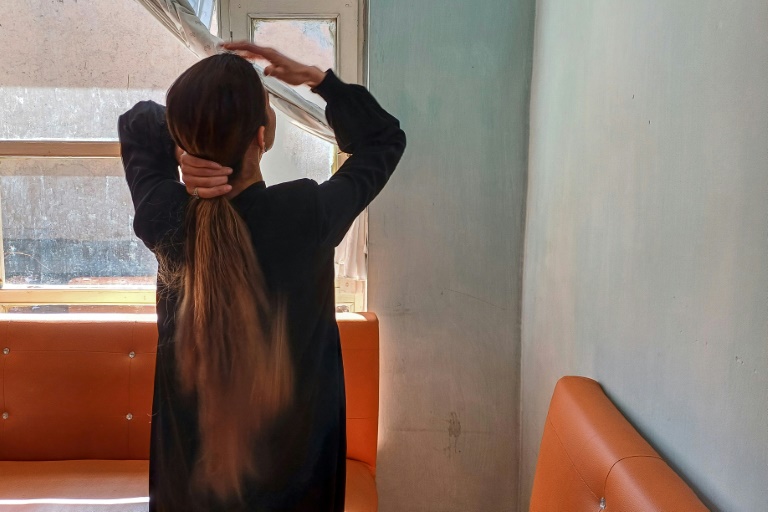 Pour quelques billets, des Afghanes vendent leurs cheveux et bravent un interdit taliban