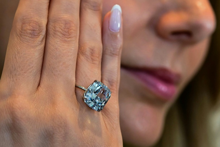 Un diamant bleu rare exposé à Abou Dhabi avant sa vente aux enchères