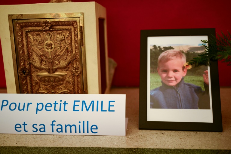 Mort du petit Emile : gardes à vue prolongées, la piste familiale se dessine