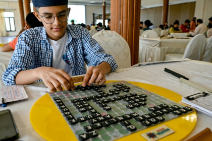 Bilal Asher, champion du monde de Scrabble des moins de 14 ans, joue contre le coach professionnel de Scrabble Waseem Khatri, le 16 février 2025 lors dun tournoi à Karachi Bilal Asher, champion du monde de Scrabble des moins de 14 ans, joue contre le coach professionnel de Scrabble Waseem Khatri, le 16 février 2025 lors dun tournoi à Karachi