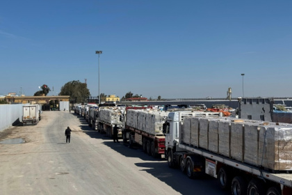 Des camions transportant de l'aide humanitaire attendent du côté égyptien du poste frontière de Rafah avec la bande de Gaza, le 2 mars 2025, après qu'Israël a suspendu l'entrée des fournitures dans l'enclave palestinienne Des camions transportant de l'aide humanitaire attendent du côté égyptien du poste frontière de Rafah avec la bande de Gaza, le 2 mars 2025, après qu'Israël a suspendu l'entrée des fournitures dans l'enclave palestinienne