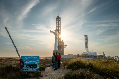 La mégafusée Starship de SpaceX en cours d'installation sur son pas de tir à Boca Chica, le 3 mars 2025 au Texas La mégafusée Starship de SpaceX en cours d'installation sur son pas de tir à Boca Chica, le 3 mars 2025 au Texas