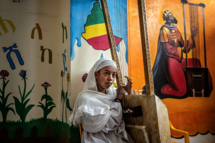 Une élève apprend à jouer de la begena à l'école Eman Begena à Addis-Abeba, le 13 février 2025 en Ethiopie Une élève apprend à jouer de la begena à l'école Eman Begena à Addis-Abeba, le 13 février 2025 en Ethiopie