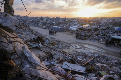 Des Palestiniens traversent à bord d'une charette une route au milieu des décombres à Beit Lahia, dans le nord de la bande de Gaza, le 4 mars 2025 Des Palestiniens traversent à bord d'une charette une route au milieu des décombres à Beit Lahia, dans le nord de la bande de Gaza, le 4 mars 2025