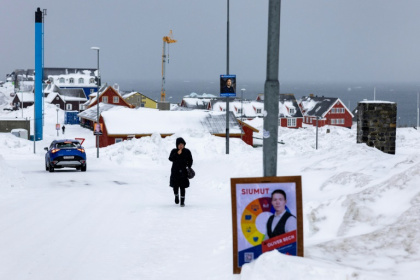 Une affiche électorale le long d'une route à Nuuk, le 8 mars 2025 au Groenland Une affiche électorale le long d'une route à Nuuk, le 8 mars 2025 au Groenland