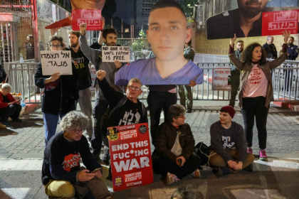 Des proches d'otages israéliens retenus à Gaza brandissent des pancartes appelant à la fin définitive de la guerre et à la libération des otages, lors d'un rassemblement devant le ministère de la Défense à Tel-Aviv, le 8 mars 2025 Des proches d'otages israéliens retenus à Gaza brandissent des pancartes appelant à la fin définitive de la guerre et à la libération des otages, lors d'un rassemblement devant le ministère de la Défense à Tel-Aviv, le 8 mars 2025