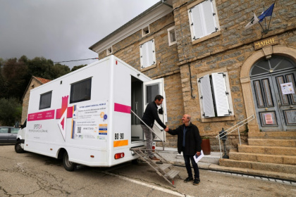 Un docteur accueille un patient dans un Médicobus à Pila-Canale, en Corse-du-Sud, le 11 mars 2025 Un docteur accueille un patient dans un Médicobus à Pila-Canale, en Corse-du-Sud, le 11 mars 2025