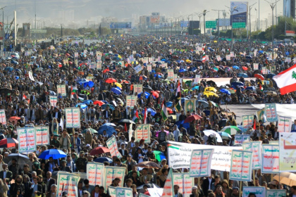 Une foule imposante de Yéménites manifestent contre Israël et en solidarité avec les Palestiniens, à Sanaa, la capitale contrôlée par les Houthis, le 17 janvier 2025 Une foule imposante de Yéménites manifestent contre Israël et en solidarité avec les Palestiniens, à Sanaa, la capitale contrôlée par les Houthis, le 17 janvier 2025
