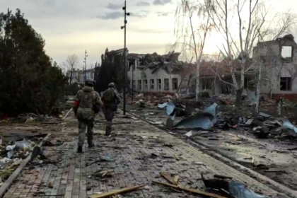 Une image diffusée le 15 mars 20205 par le ministère russe de la Défense montre des soldats russes avançant dans la ville de Soudja, dans la région de Koursk Une image diffusée le 15 mars 20205 par le ministère russe de la Défense montre des soldats russes avançant dans la ville de Soudja, dans la région de Koursk