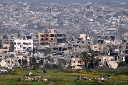 Le nord de la bande de Gaza détruit, vu depuis le sud d'Israël le 18 mars 2025