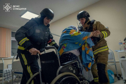 Photo fournie le 19 mars 2025 par les autorités ukrainiennes, montrant des secouristes évacuant des patients d'un hôpital après une attaque russe à Soumy (nord de l'Ukraine) Photo fournie le 19 mars 2025 par les autorités ukrainiennes, montrant des secouristes évacuant des patients d'un hôpital après une attaque russe à Soumy (nord de l'Ukraine)