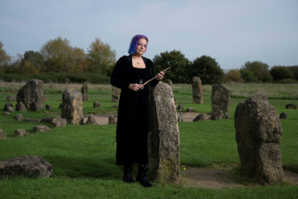 La sorcière et professeure de danse Raegan Shanti sur le site mégalithique de Willen Lake park à Milton Keynes, le 23 octobre 2023 dans le centre de l'Angleterre La sorcière et professeure de danse Raegan Shanti sur le site mégalithique de Willen Lake park à Milton Keynes, le 23 octobre 2023 dans le centre de l'Angleterre
