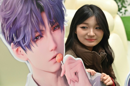 Une jeune femme participe à un événement pour l'anniversaire de Rafayel, un personnage du jeu mobile "Love and Deepspace", le 1er mars 2025 à Pékin
