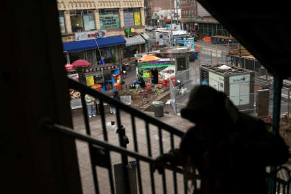 Des vendeurs installés au pied de la station de métro à Corona, un quartier populaire de New York, le 20 mars 2025 Des vendeurs installés au pied de la station de métro à Corona, un quartier populaire de New York, le 20 mars 2025