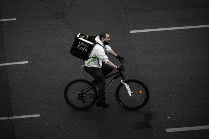 Le management via l'intelligence artificielle des plateformes comme Uber Eats ou Deliveroo, fait peser des risques sur la santé des livreurs de repas à domicile, alerte l'Anses Le management via l'intelligence artificielle des plateformes comme Uber Eats ou Deliveroo, fait peser des risques sur la santé des livreurs de repas à domicile, alerte l'Anses