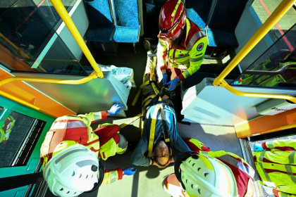 Des membres des services d'urgence s'occupent d'un volontaire jouant le rôle d'une personne blessée dans un accident de transport public lors d'un exercice de protection civile dans un dépôt de tramway à Francfort, en Allemagne, le 22 mars 2025. Des membres des services d'urgence s'occupent d'un volontaire jouant le rôle d'une personne blessée dans un accident de transport public lors d'un exercice de protection civile dans un dépôt de tramway à Francfort, en Allemagne, le 22 mars 2025.