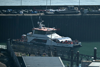 Le navire "Hurricane" des forces frontalières britanniques, transportant des migrants recueillis en mer alors qu'ils tentaient de traverser la Manche depuis la France, arrive à la marina de Douvres, dans le sud-est de l'Angleterre, le 6 mars 2025 Le navire "Hurricane" des forces frontalières britanniques, transportant des migrants recueillis en mer alors qu'ils tentaient de traverser la Manche depuis la France, arrive à la marina de Douvres, dans le sud-est de l'Angleterre, le 6 mars 2025
