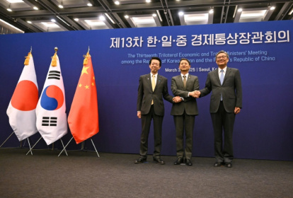 Le ministre sud-coréen de l'Industrie Ahn Duk-geun (centre), le ministre japonais de l'Economie, du Commerce et de l'Industrie Yoji Muto (gauche) et le ministre chinois du Commerce Wang Wentao (droite) à Séoul le 30 mars 2025 Le ministre sud-coréen de l'Industrie Ahn Duk-geun (centre), le ministre japonais de l'Economie, du Commerce et de l'Industrie Yoji Muto (gauche) et le ministre chinois du Commerce Wang Wentao (droite) à Séoul le 30 mars 2025